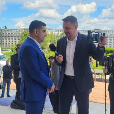 Konto prv. Piszę, gadam i focę. Z wykształcenia hejter, z zamiłowania filozof. Może odwrotnie. Kiedyś belfer, dziś osoba mediaworkerska. Szczęść Boże, TAG. LFC.