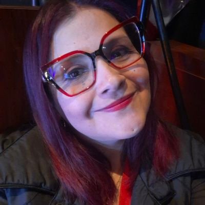 Traductora, intérprete, señora de las cuatro décadas +1. Amo el sarcasmo y el humor negro. Profesional híbrida, facilitadora de soluciones lingüísticas.