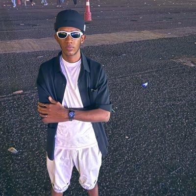 وﺇﻥ ﺳﺄﻟﻮﻙ ﻋﻦ السودان، فقل ﻟﻬﻢ ﺑﻬﺎ ﺷﻬﻴﺪ، ﻳُﺴﻌﻔﻪ شهيد، ويصوّره شهيد ،ويودّعه شهيد، ويصلّي عليه شهيد😔💔 #Hala_madrid 🥀❤