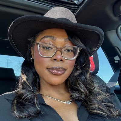 (mar • e • shona) • 𝒫𝒽𝒾𝓁. 𝟦:𝟣𝟥 💛 •🌴a m p a • 🇭🇹 • 1913🐘 • FAU Alum🦉• STU Alum🐱 • Educator🍎