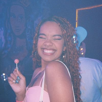 neigra, bissexual, queer e estudante de psico nas horas vagas
