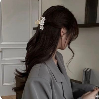كأننا نقف على حافة شيء لم يحدث بعد، نتنفسه، لكننا لا نلمسه…
