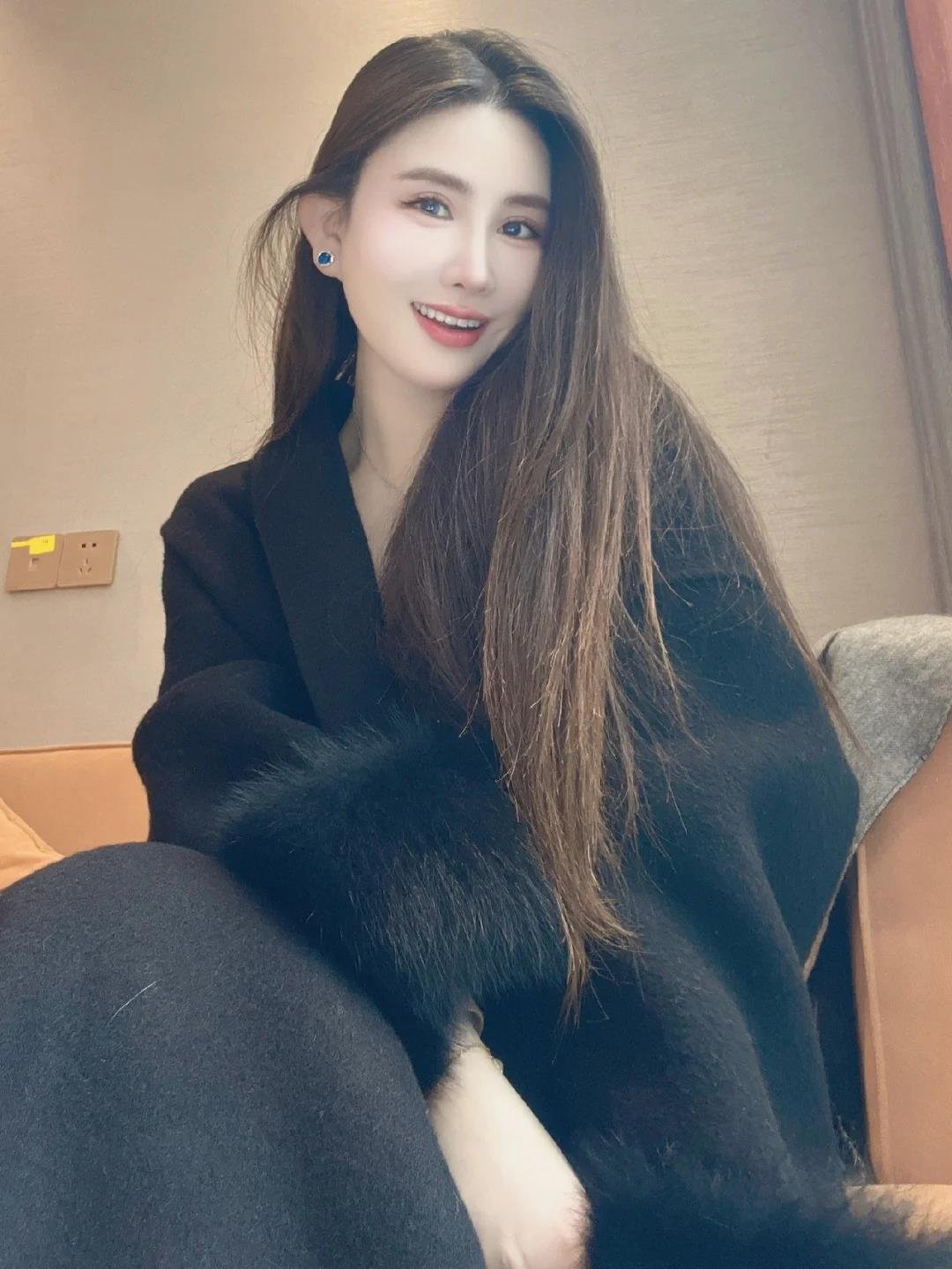 ElmsKim87766's profile picture. Jazz club hopper in need of a late-night groove partner. We’ll sip martinis, sway to live music, and pretend we’re characters in a 1950s film.