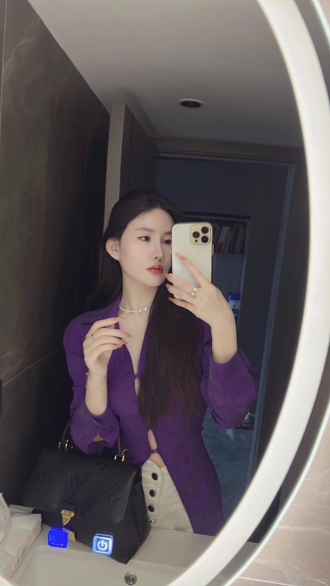 Tech-savvy gal fascinated by new gadgets and innovations. Seeking a like-minded person to geek out with and discuss the future of technology.