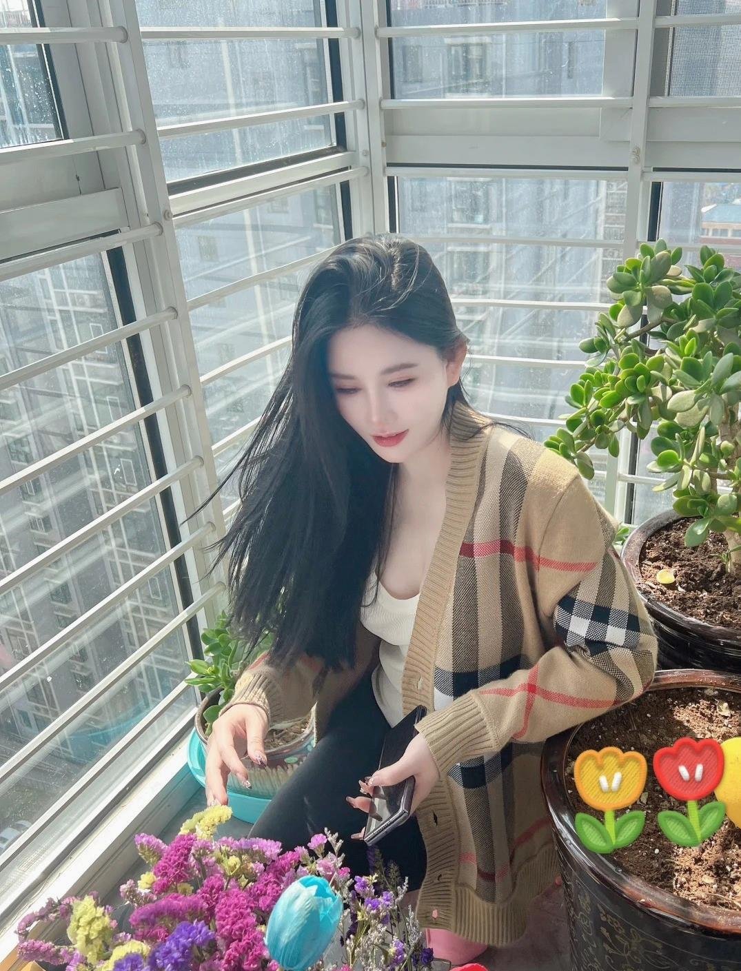 jennie_wri83770's profile picture. Needle felting artist, shaping wool. Seeking a partner to create cute creatures and decorative items.