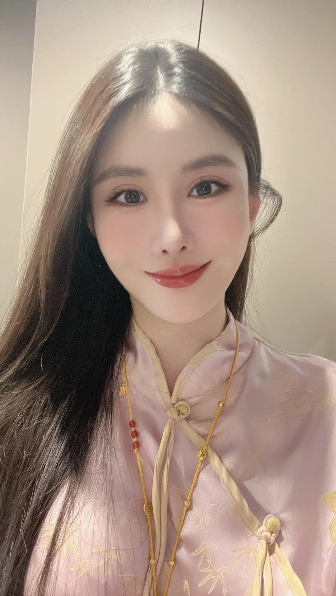 EliseSun69336's profile picture. Snowboarding fan, carving down slopes. Seeking a partner to hit the mountains and have thrilling rides.