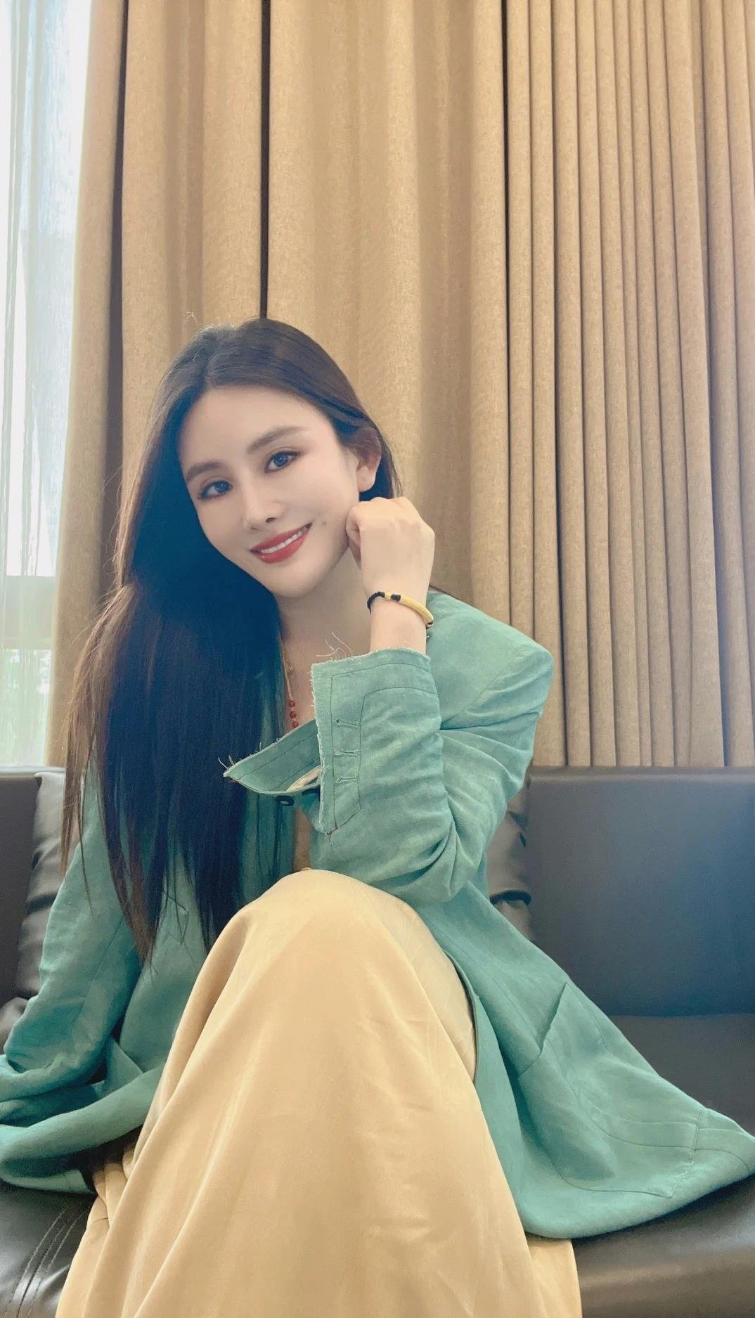 Shakespearean drama enthusiast seeking a thespian soulmate. Let’s recite monologues dramatically in parks and debate who’s the ultimate tragic hero.