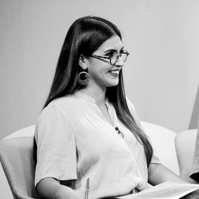 Periodista y locutora. En Informe Capital y Jueves de Debate, por Capital 21. Mensajes a título personal.