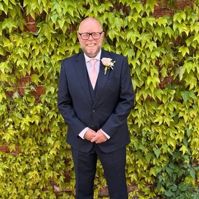 ex squaddie now paramedic love motor sport f1 the most ,married,3 kids, and dog.
Prostate cancer survivor 😊