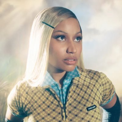 Tu fuente de información en español sobre @NICKIMINAJ. Ella nos sigue ✨