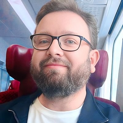 Vlakvedoucí a komandující ve společnosti České dráhy. 🚆
Chief guard in Czech railways company. 🚆