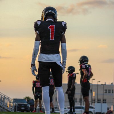 Karen Wagner High School/Class of 27/6’0/152/ATH/Contact- 2108491717