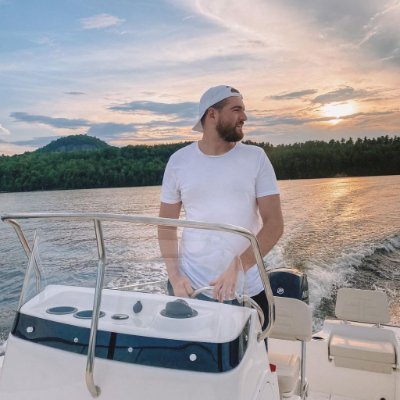 Commercial Banker, Badass guitar player 🎸 😎, Beach bum🏖 Twitter addict, 🇺🇸 IFBAP. Here since 2016. No DMs unless we're friends please 😏