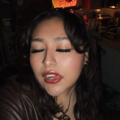 uwuaxm's profile picture. please look away ˖⁺‧₊ ⋆★⋆🧸🪐 ⋆★ ⋆ ˖⁺‧₊