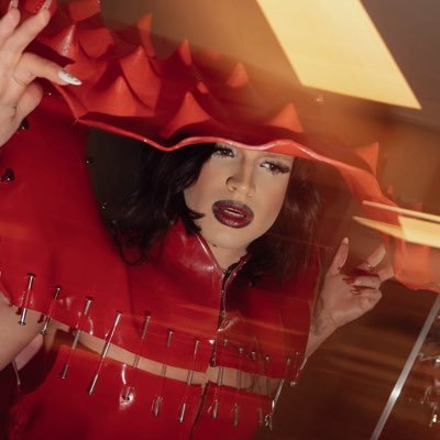 badqween_'s profile picture. "No weapon forged against Mother Monster will stand!" (Isaías  54:17)