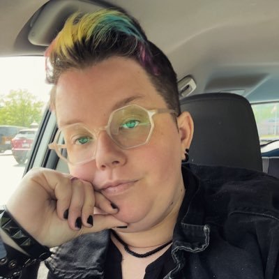 I’m gay af 🌈 18k kills Horizon main - Apex Legends ❤️ 31 (she/they)