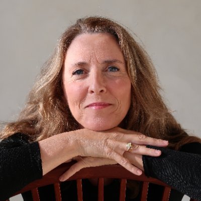 NYT bestselling author of 16 books, TV crime commentator, exec producer, pianist, singer, swimmer. #DowntotheBone #Hooked #BodyParts #DeathonOceanBoulevard