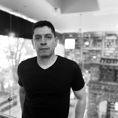 Nací con el corazón atado a mis zapatos. Fundador de @EditGatoBlanco. Autor de las novelas Vas a hacerlos bailar y El cine de Caín. Lector obsesivo de McCarthy