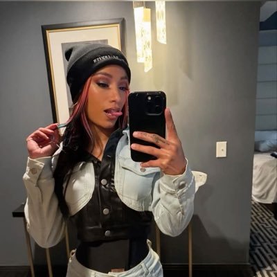 CawCreator🖤@KaosQueen0 Pretty Skin Twin sister ✨ 𝓑𝓲𝓵𝓵𝓲𝓸𝓷 𝓓𝓸𝓵𝓵𝓪𝓻 𝓑𝓵𝓾𝓮𝓹𝓻𝓲𝓷𝓽💸 Not New to this Shit 🩸 My One and Only @2skiofficial_ ❤️