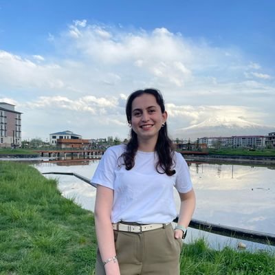 Elif_Deveccii's profile picture. ❤💛