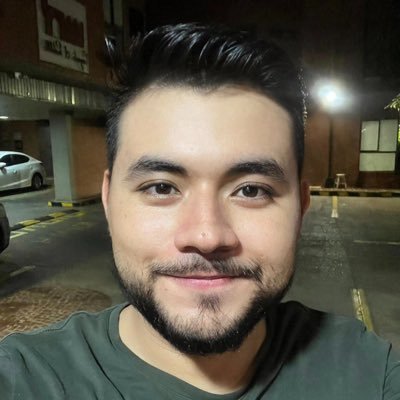 Melómano. Residente de pediatría. Eterno aprendiz. Clown. Médico. Gamer. Me creo Guitarrista. “De ningún lado del todo, de todos lados un poco”.