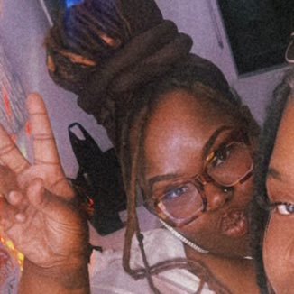 $uzzie. // Mother.// graphic designer.// my only aspiration in life is to live for a living. 🧚🏾 #BlackWomanInTech