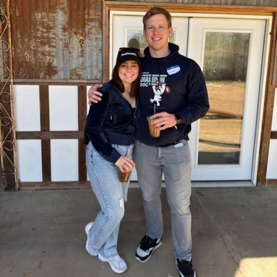Alex; vet med manager, dog momma, giraffe fanatic, VF, az🌵