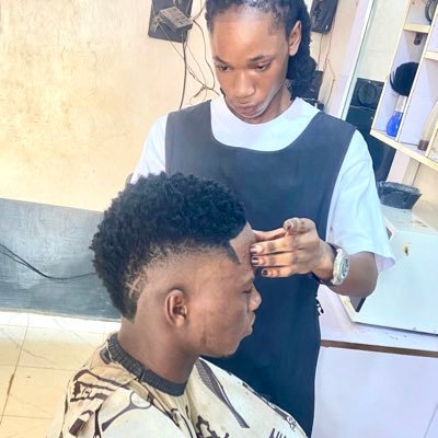 Handsome Hustle🛬𝐁𝐚𝐫𝐛𝐞𝐫𝐢𝐧𝐠,WhatsApp number 📲08022310070 inst@Tinnyhaircut02✂️💈