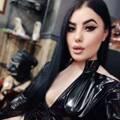 Hey, I’m Melissa 💋 I’m a curvy, confident camgirl who loves femdom, flirty chats, and teasing power games.