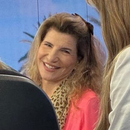 דסלקטית,דיסגרפית.רצה ברחובות. מרימה אבנים. מציירת על אבנים מנקה מתחתם. עיתונאית מספרת סיפורים ומרצה.
