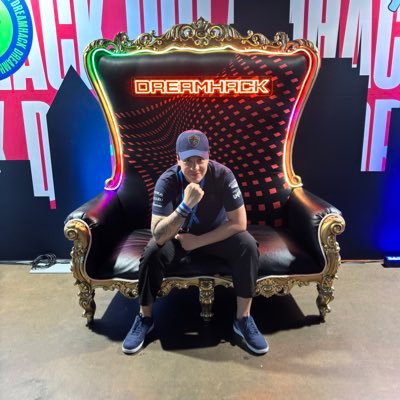 R4V3770's profile picture. Husband, Daddy, Sim Racer, Geek, collector, passionate of Motorsport Web3.0 & Gaming manager @lamborghini  Founder @vedovellocitta