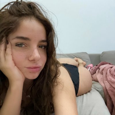 Small BEE, big energy at 4.4ft! My heart’s warm, my thoughts are wild, & my is a masterpiece Love art, vibes, & flirty chats. Ready to get stung? Link in bio
