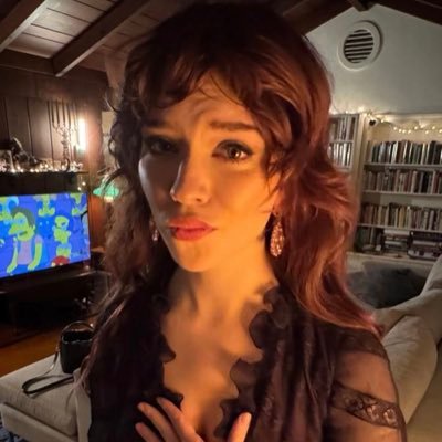 mondylicht's profile picture. dumb and poetic