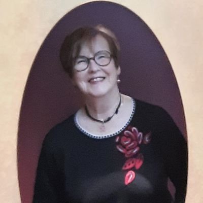 Eläkkeellä oleva äidinkielen ja kirjallisuuden ope.Lukee paljon, rakastaa teatteria, harrastaa latinalaisia tansseja, espanjan kieltä ja monenlaista liikuntaa.