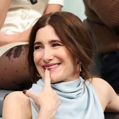Kathryn Hahn enthusiast | she/her, 29 | Muralist + photographer 🌱🌷🔞