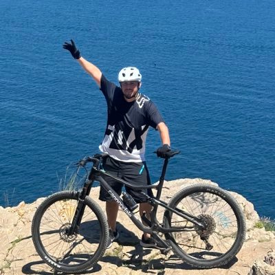 Docma29's profile picture. Aprendí a ser fuerte cuando entendí que tenía que levantarme solo.