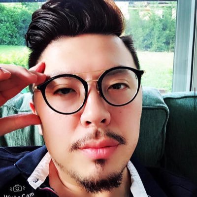 こんにちは。私は整形外科医の岩瀬です。骨、関節、腱、靭帯、筋肉など、筋骨格系の怪我や病気の診断と治療を行っています。私のホームページは... でご覧いただけます。