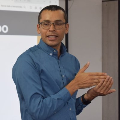 Periodista de la U. de A.
Especialista en Consultoría para la Comunicación Pública.
De Yolombó Antioquia.