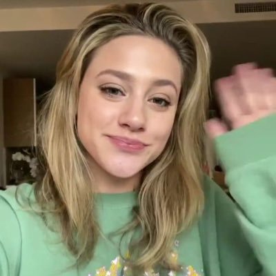 LiliReinhardt11's profile picture. 