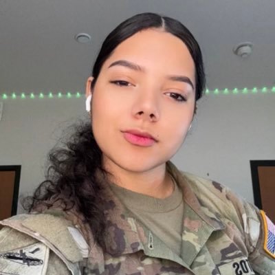 Estudiante de negocios e influyente en redes,impulsando el crecimiento y generando un impacto positivo.