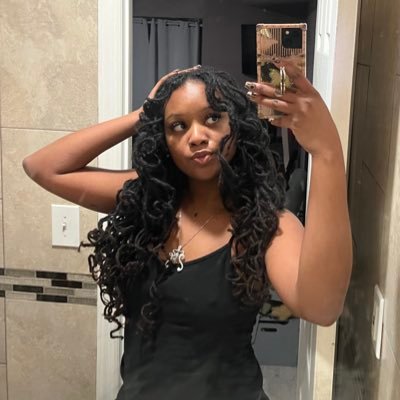 YungGawdd's profile picture. hot mom with the booger on her back.