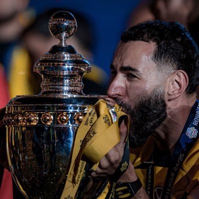 Egg : 24 i love football my team is ittihad💛🖤