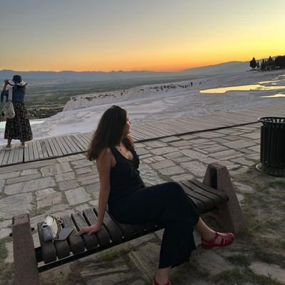 Graphic & UX UI Designer
Hayal kurmaktan çok hoşlanırım.
