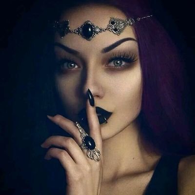 كئيبة، فوضوية، عشوائية، وغريبة أطوار.
أعشق كل ما هو غامض، كئيب، مظلم، وسوداوي وأجد فيه نوع خاص من الجمال.
ادعو بالسلام وصلاح احوال بلادي🇸🇩