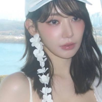 hrt4kkura's profile picture. ‘ 🤓☝🏻’ - the bunny looking one from from &team