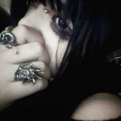 Bloodrosedolly's profile picture. Hey emo boy 🖐🏻