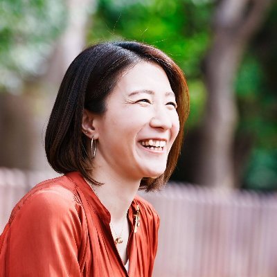 ファシリテーター|プロジェクトマネージャー|チームコーチ|ABD偏愛
本と対話の場づくり/システムと身体のあいだでプロセス・関係性を編む
実践探求領域:学習と環境、身体知性、感性
感じていることを、言葉にできても、できなくても
そこにある身体は、必ず何かを感じている
レジャーシートと「おかえり」を携えて歩いてます
