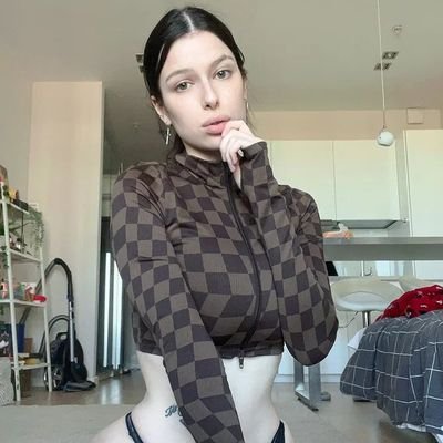Cute, innocent and Canadian. Iām the girl next doorā¦
#bigbreasts #glasses #innocent #boobs #milf