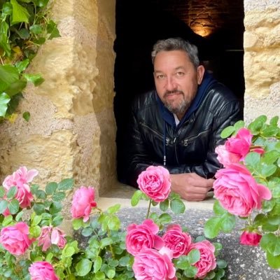 Mikluho_M's profile picture. 