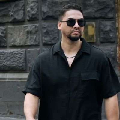 ErickmVzk's profile picture. Derecho
#Embassador 
Modelo
playa